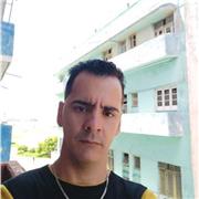 Profesor de biología imparte clases a niños de todas las edades